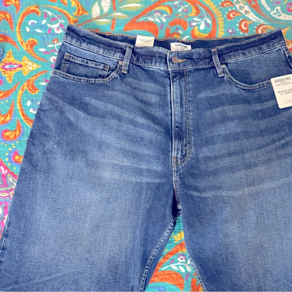Mens shorts size 34 Signature Levis Strauss shorts Relaxed Denim 12" shorts.